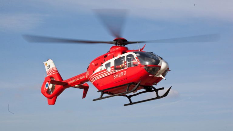 Elicopterul SMURD de la Galați a salvat trei oameni prinși în mijlocul unui incendiu de vegetație din Delta Dunării