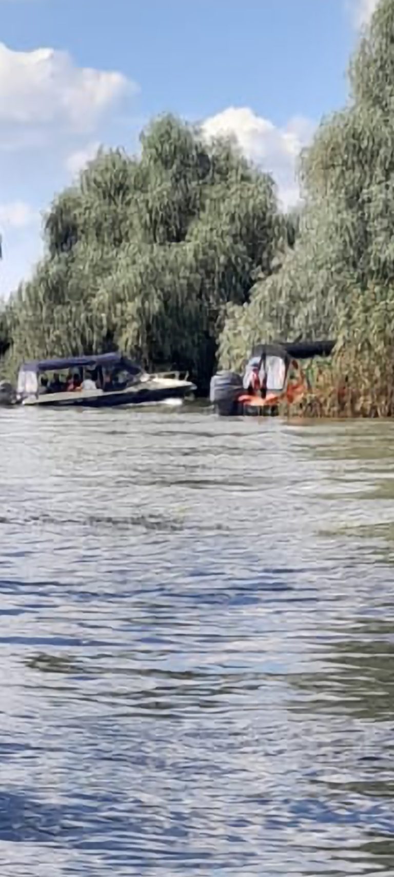 Două bărci s-au ciocnit pe Dunăre. Elicopterul SMURD Galați a fost trimis în misiune