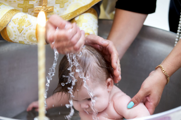 Birocrația și omenia: înainte de botez, unii preoți cer certificate de la medici care să ateste că bebelușul este sănătos