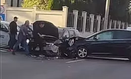 Două autoturisme s-au ”pupat” pe strada Traian