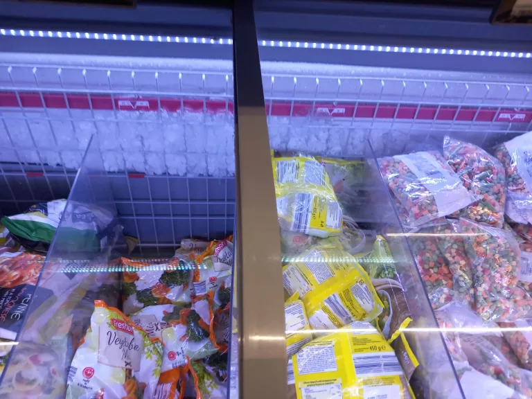 Ofertă la supermarket: produse depreciate și mizerie în frigidere