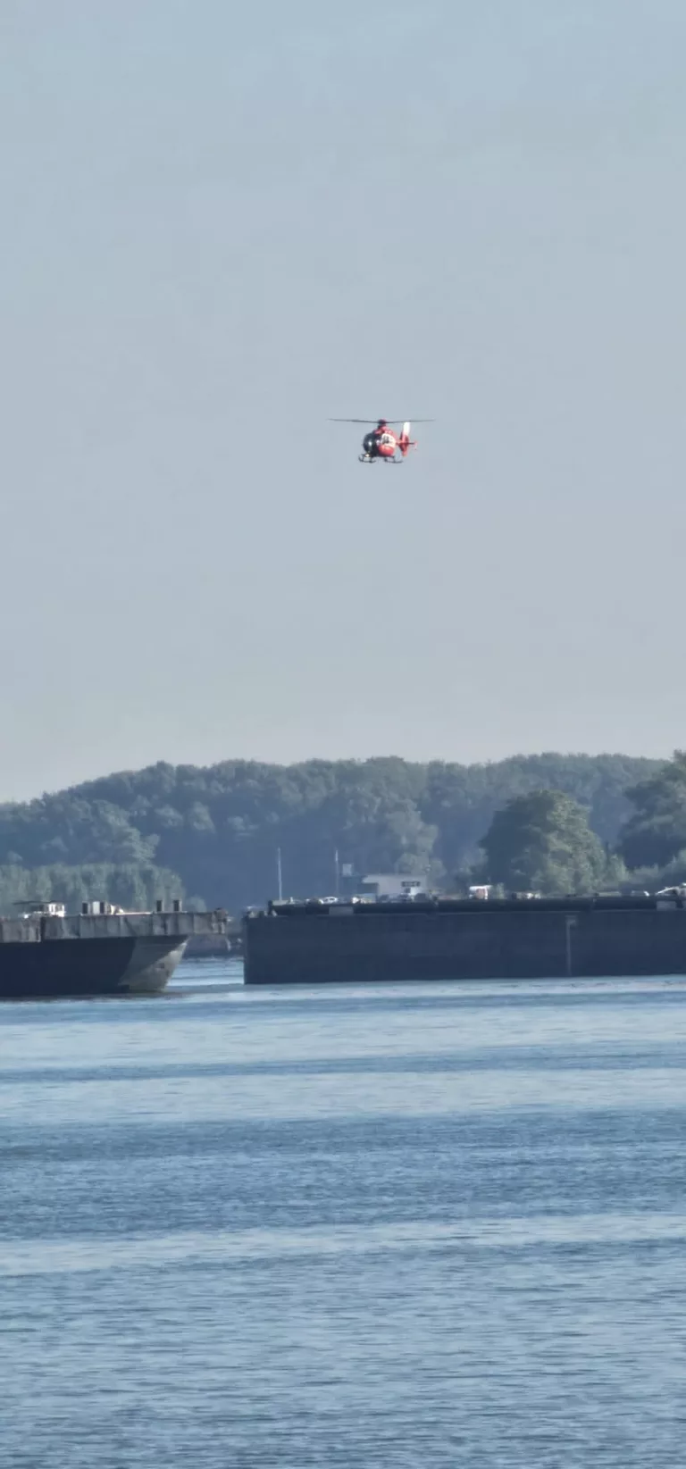 Om la apă. Mai multe bărci și un elicopter caută un bărbat căzut în Dunăre