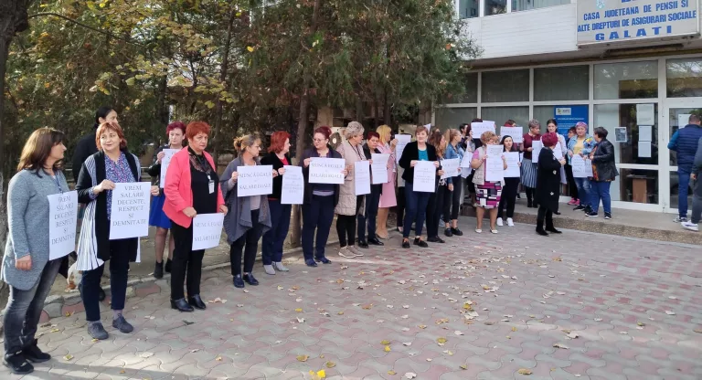 Protest spontan la Casa de Pensii din Galați