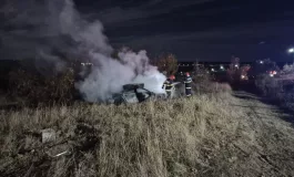 O mașină s-a răsturnat și a luat foc. Șoferul a murit!