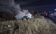 O mașină s-a răsturnat și a luat foc. Șoferul a murit!