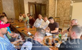George Stângă continuă tradiția întâlnirilor la cârciumi