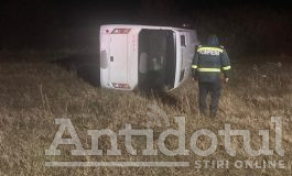 VIDEO Un autobuz de pe traseul Galați-Tecuci s-a răsturnat în câmp. O femeie a murit