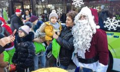 Caravana lui Moș Crăciun și colindătorii s-au pornit către Orășelul moșului din Grădina Publică
