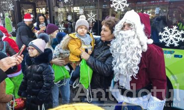 Caravana lui Moș Crăciun și colindătorii s-au pornit către Orășelul moșului din Grădina Publică