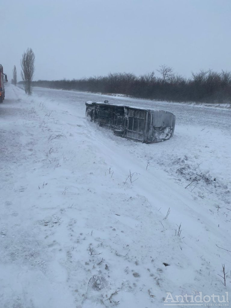 Un microbuz cu 17 persoane s-a răsturnat în afara șoselei din cauza vântului puternic