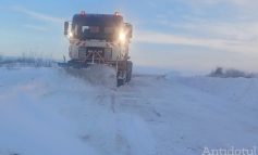 Noapte agitată pe drumurile din județul Galați din cauza ninsorii și a viscolului: mașini blocate în nămeți