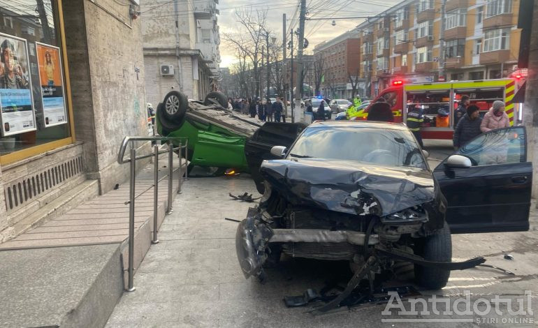 UPDATE/ Accident incredibil. Două mașini erau să intre într-o bancă din centrul Galațiului. Una s-a răsturnat pe trotuar