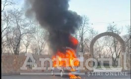 VIDEO - Mașină în flăcări lângă Parcul Carol