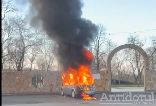 VIDEO – Mașină în flăcări lângă Parcul Carol