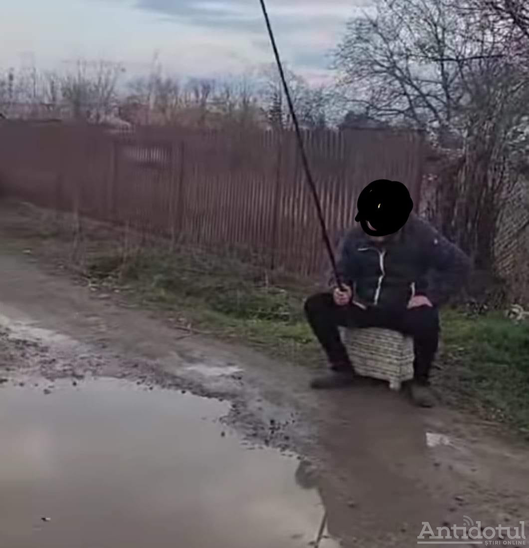 VIDEO/Caterincă electorală la Vânători. Niște cetățeni au pescuit în bălțile de pe drum, primarul zice că au dat cu bățul în baltă