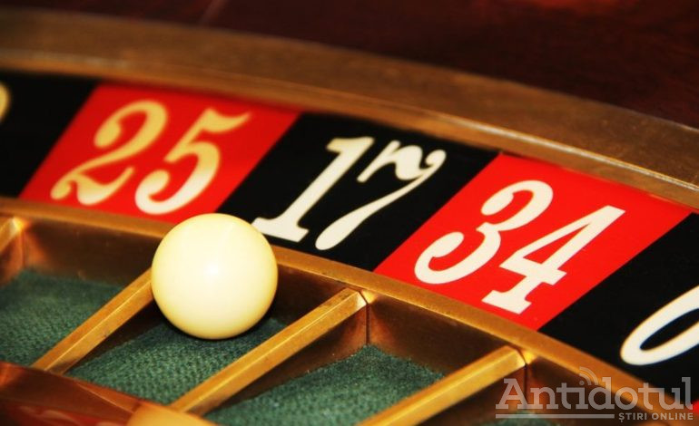 VIDEO Amenzi în valoare de peste 37.000 de lei pentru jocuri de noroc ilegale. Bonus, au fost confiscați 21.000 de lei și 9.000 de euro