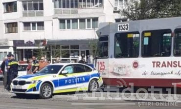 VIDEO/Ghinion - noul BMW al Poliției Galați a fost lovit de un tramvai