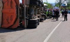 VIDEO Tare ca piatra, iute ca săgeata. Un camion încărcat cu piatră s-a răsturnat la Gănești, elicopterul SMURD a fost trimis în misiune