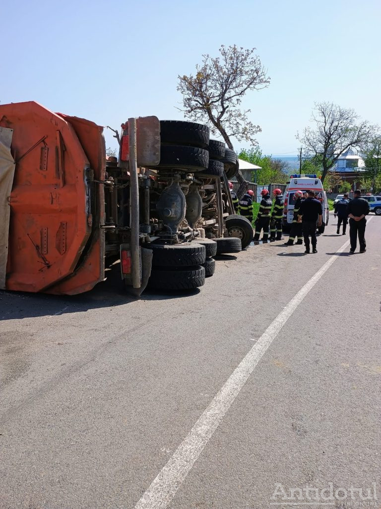 Un camion încărcat cu piatră s-a răsturnat la Gănești
