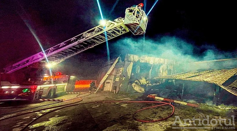 Pompierii au petrecut noaptea la un bar din Tulucești. Clădirea în care se află și o spălătorie auto a fost incendiată cu intenție