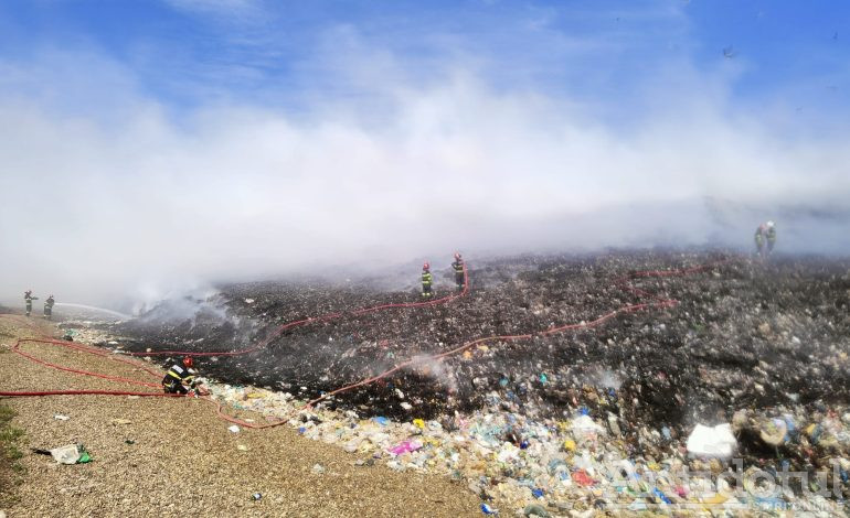 UPDATE/VIDEO Focul de la groapa de gunoi a Galațiului arde de 24 de ore. Garda de mediu face verificări