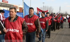 Liderii celor trei sindicate au protestat la poarta ArcelorMittal. Muncitorii nu!