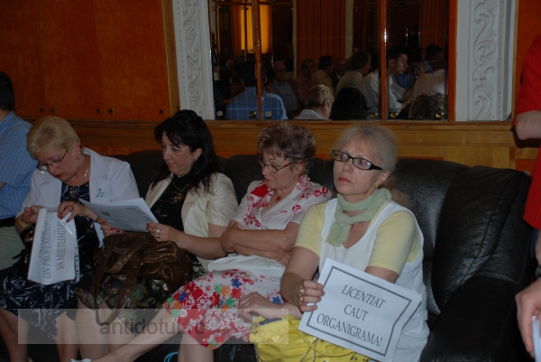 Canapeaua cu matracurci protestează pentru organigrama lui Melinte