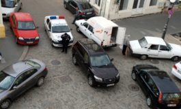 Manelistele de profesie notar din comuna Brăila își parchează jeep-urile ca pe căruțe: fix  în mijlocul uliței