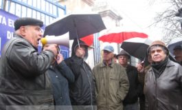 Mii de pensionari au înfruntat ploaia protestînd împotriva guvernului