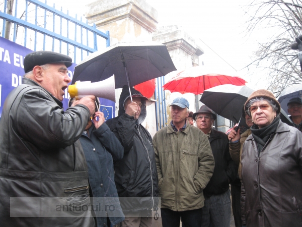 Mii de pensionari au înfruntat ploaia protestînd împotriva guvernului