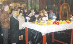 Obiceiuri cretin-ortodoxe: trecerea pe sub masă, în Vinerea Mare