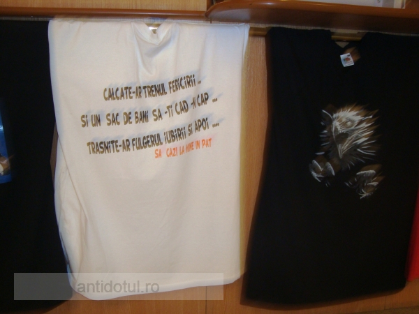 Tricouri inscripționate pentru analfabeți, la hypermarketul Real Galați