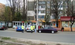 Trei polițiști locali pîndesc din boscheți o stație de autobuz din Galați