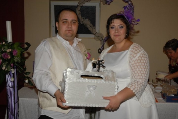 Mire și mireasă din Galați cerșind mila invitaților la nuntă (foto)