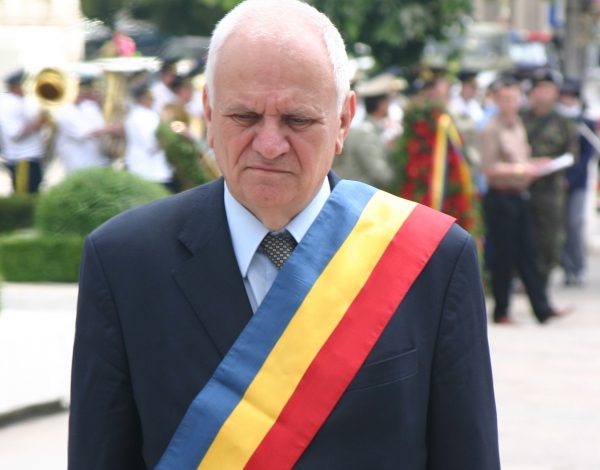 Pentru că a fost un primar cuminte, Nicolae va fi decorat de Băsescu