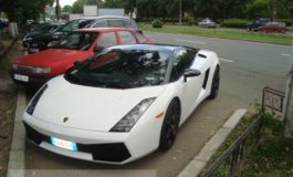Lamborghini parcat în Țiglina, vizavi de Orange