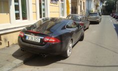 Ce dracu să caute un Jaguar XK de 100.000 de euro pe str. Culturii? (foto)