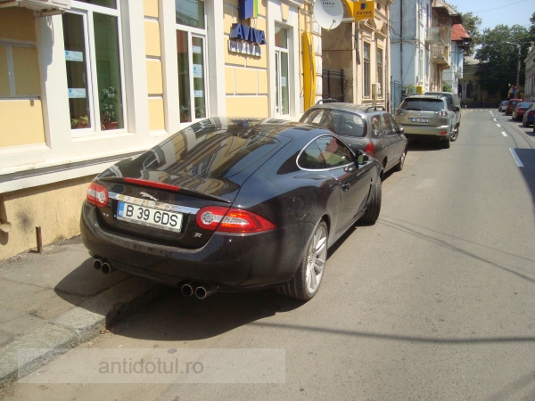 Ce dracu să caute un Jaguar XK de 100.000 de euro pe str. Culturii? (foto)