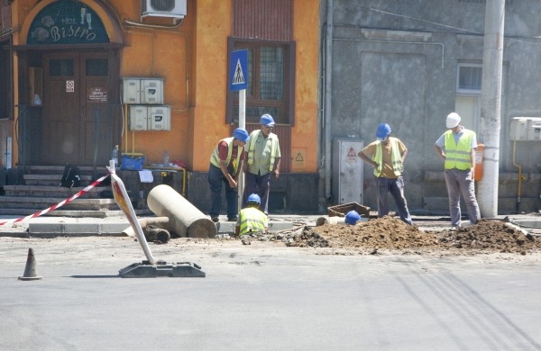 Mîine se asfaltează strada Nicolae Bălcescu. Doar pe jumătate