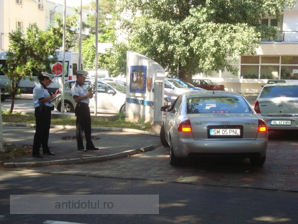 Doi polițiști locali bucuroși că au prins un prost de șofer străin de Galați