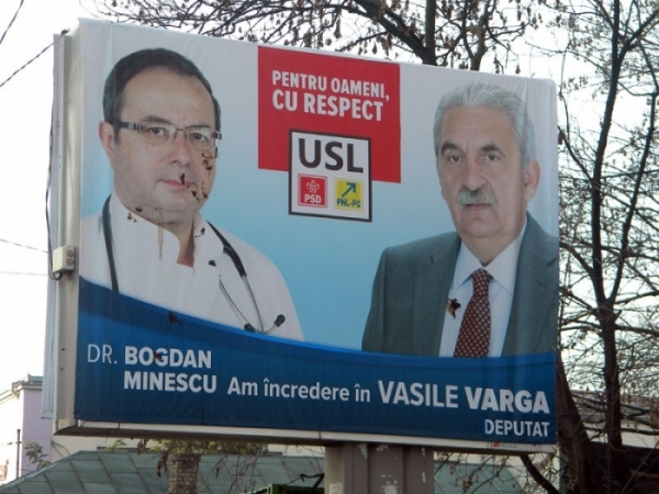 În Brăila, ca la țară: afișele electorale sînt mînjite cu căcat