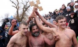 Pentru proștii care sar în Dunăre, de Bobotează: crucea se face, nu se prinde!