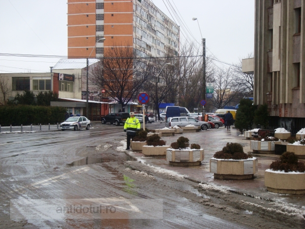 Cum au dispărut, în 5 minute, mașinile parcate aiurea în fața Palatului de Justiție