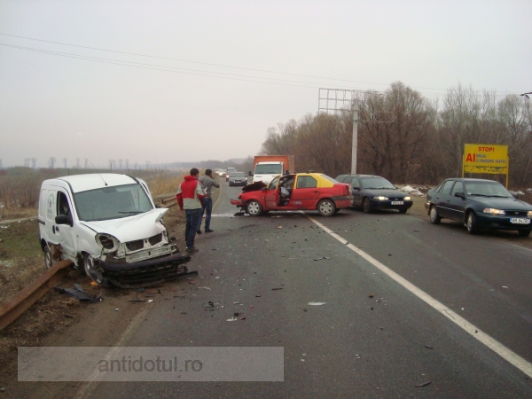 Accident pe digul Galați – Brăila: un taxi a fost făcut zob de o dubiță (foto)