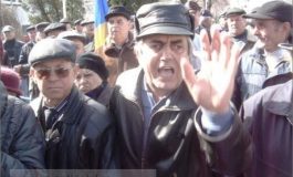 Video cu pensionari nervoși înjurîndu-l pe primarul Marius Stan