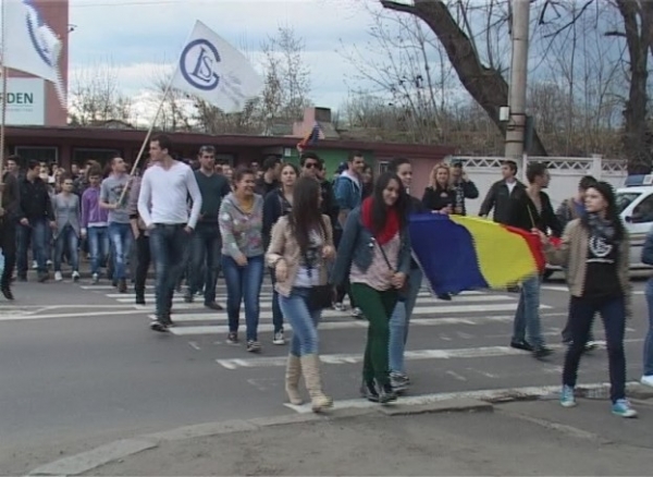 În sfîrșit, un protest deștept: studenții din Galați au confiscat o trecere de pietoni