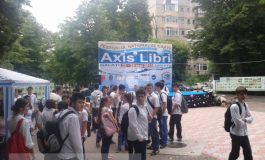 Elevi aduși cu japca de la școală pentru a aplauda la Festivalul Axis Libri