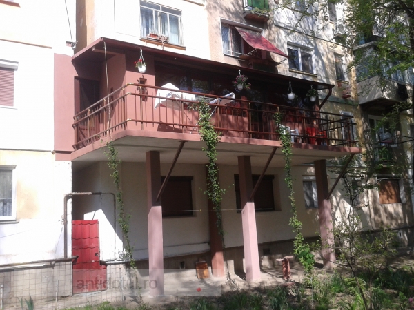 Fabricat în Galați: cum să îți faci terasă în balconul ridicat ilegal (foto)
