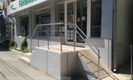 Niște handicapați de la o farmacie din Galați (foto)