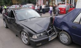 Un BMW s-a făcut zob după ce a intrat în curul unei Dacia Solenza (foto)